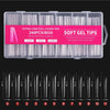 Boîte en plastique transparent contenant 240 ongles press-on en gel souple et allongés de différentes tailles et quantités.