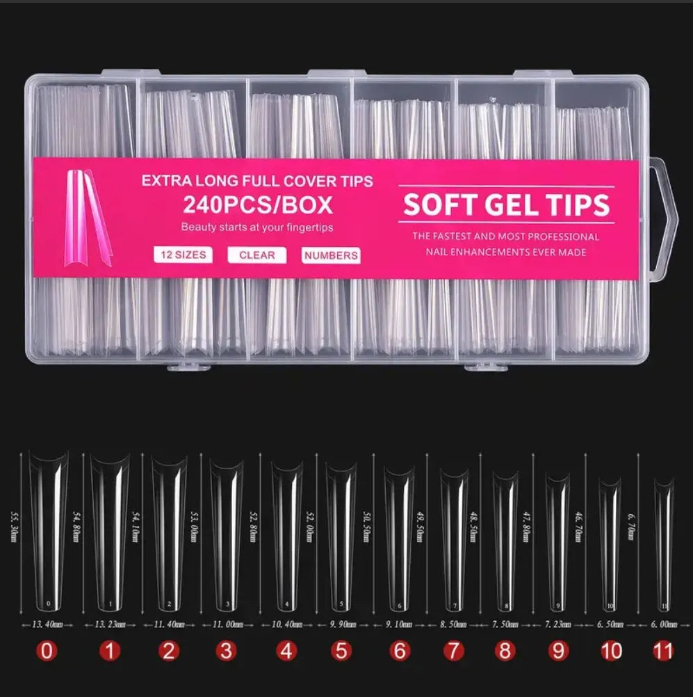 Boîte en plastique transparent contenant 240 ongles press-on en gel souple et allongés de différentes tailles et quantités.