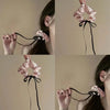 Scrunchies en satin à pois roses noués en nœud et présentés dans les cheveux.