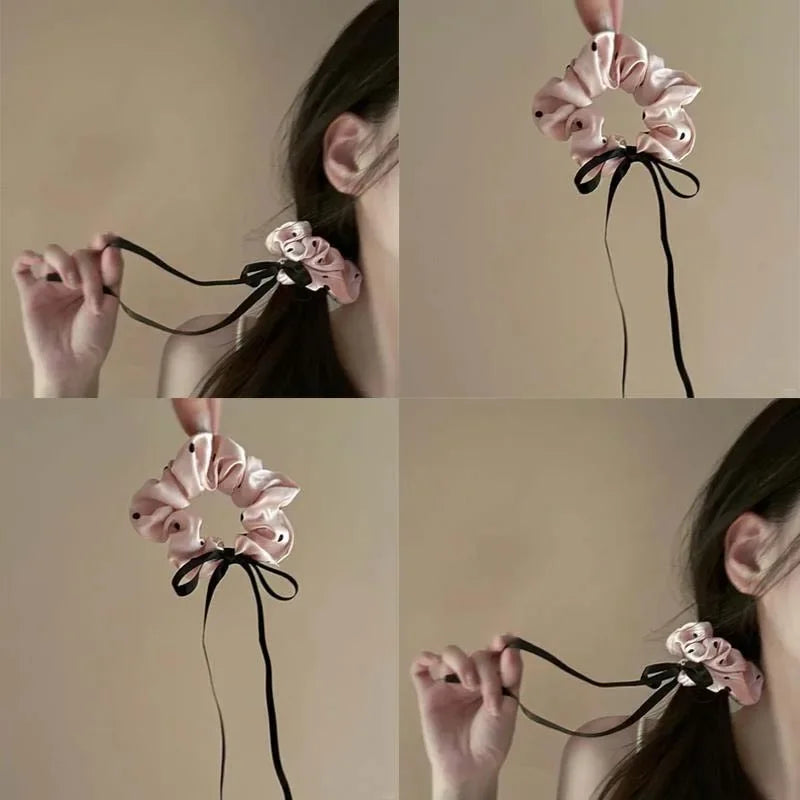 Scrunchies en satin à pois roses noués en nœud et présentés dans les cheveux.