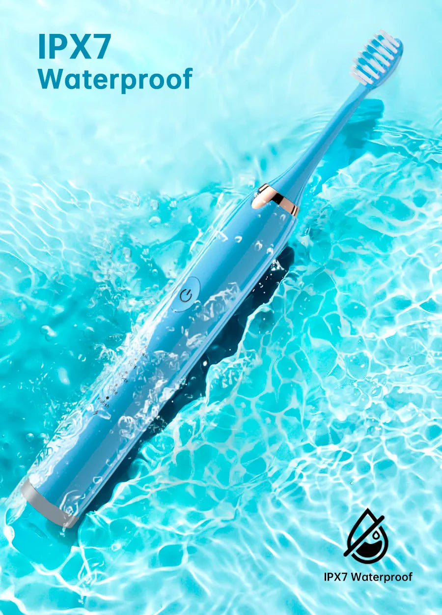 Cepillo eléctrico ultrasónico azul flotando en agua clara, demostrando protección impermeable IPX7.
