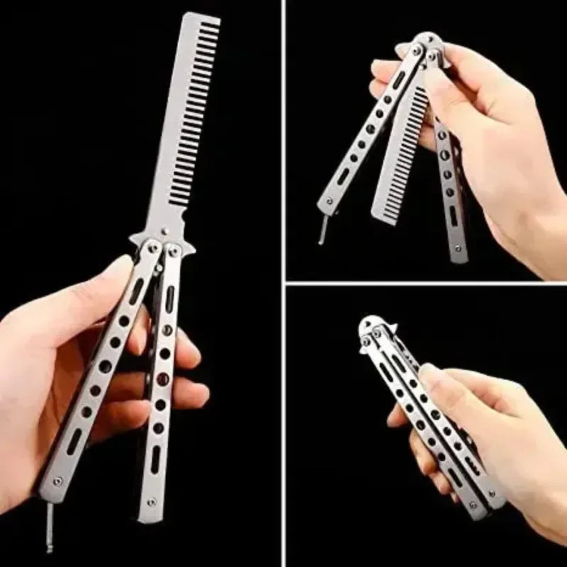 Une main tient un peigne papillon pliable en acier inoxydable, montrant son design et sa fonction.