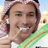 Un homme en keffiyeh tient et montre des bâtonnets de brosse à dents miswak naturelles.