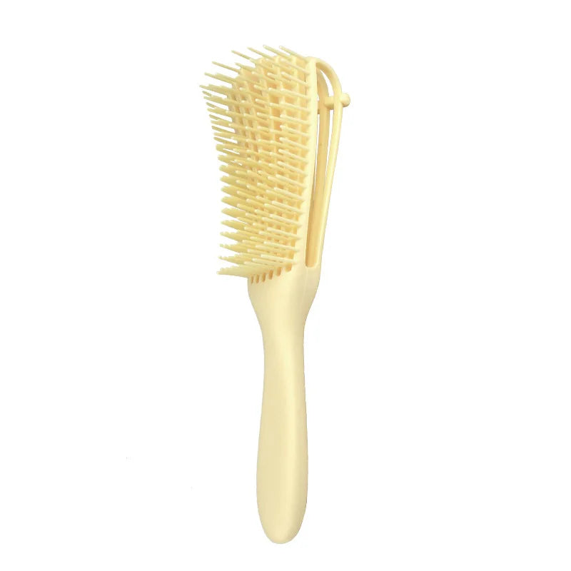 Peigne en plastique beige clair à dents fines pour massage du cuir chevelu et démêlage.