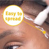 Gros plan d'une personne appliquant de la colle pour perruque invisible sur sa peau pour une adhérence parfaite des cheveux.