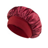 Tiefburgunder-Satin-Haube mit gefaltetem Oberteil und breitem Band.