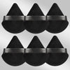 Un set de six éponges de maquillage triangulaires noires avec des bandes noires.