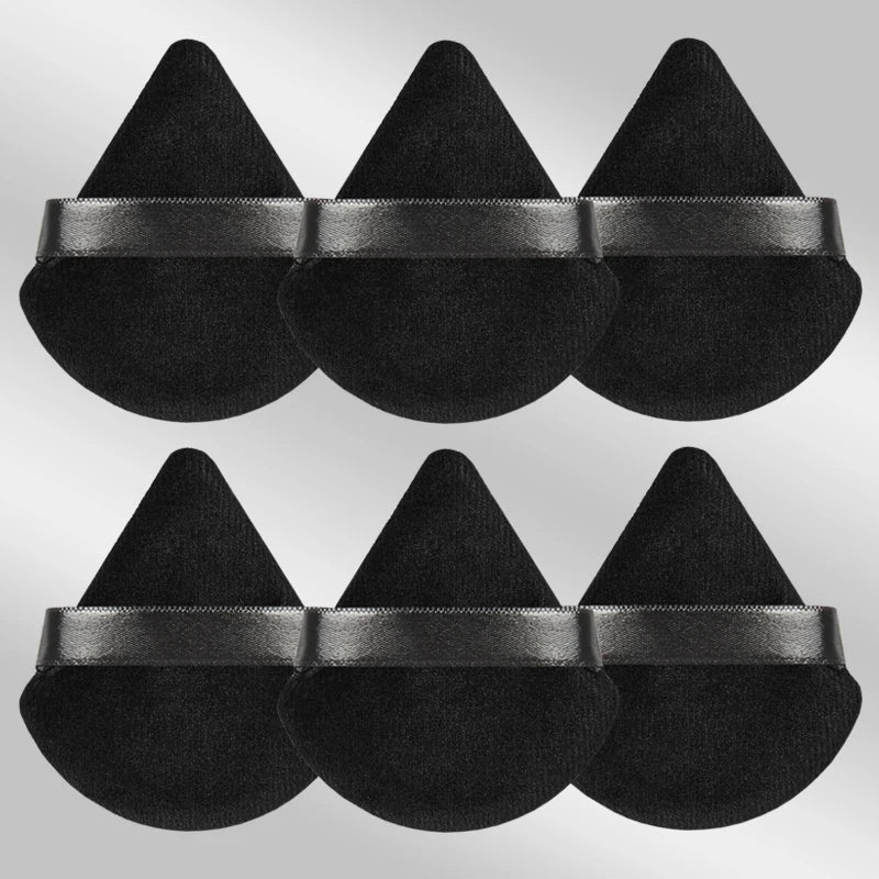 Un set de six éponges de maquillage triangulaires noires avec des bandes noires.