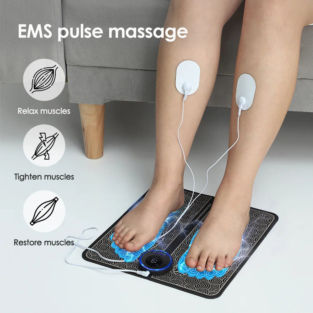 Füße einer Person auf einer EMS-Puls-Massagematte zur Muskelentspannung und -wiederherstellung.