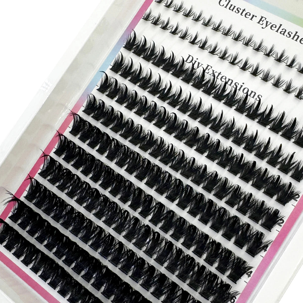 Gros plan de diverses grappes de cils pointus DIY pour extensions de salon présentées sur une feuille.