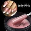 Une main montre un vernis à ongles rose-gélatineux brillant, avec un pinceau appliquant la couleur dans un pot.