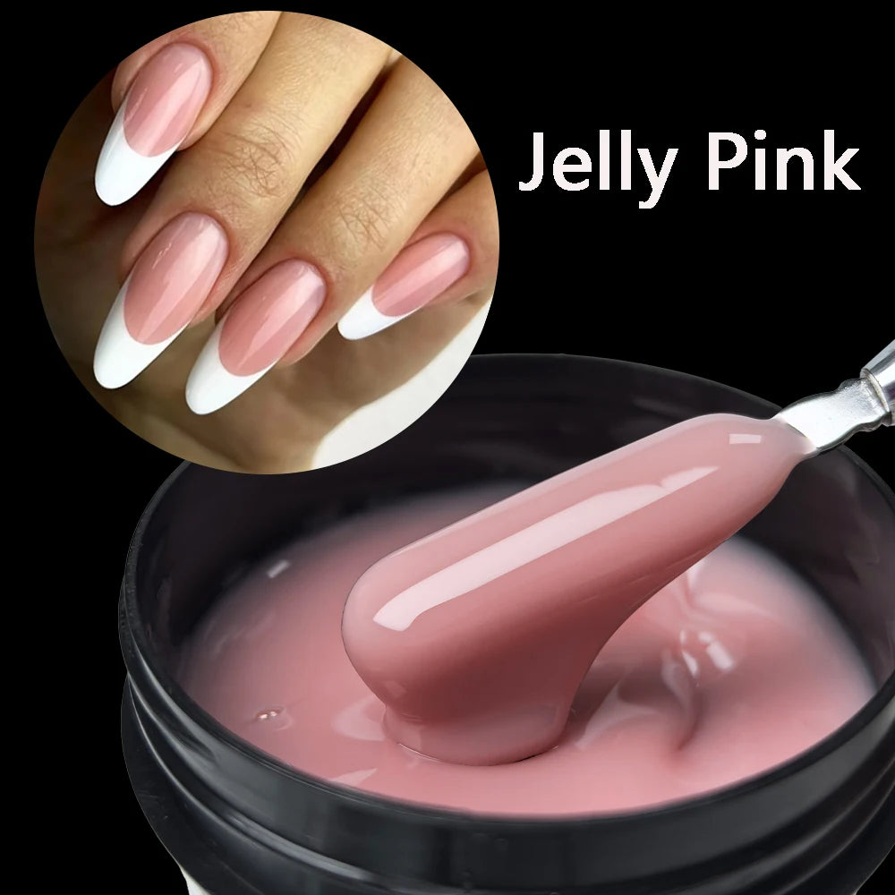 Une main montre un vernis à ongles rose-gélatineux brillant, avec un pinceau appliquant la couleur dans un pot.
