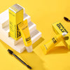 Un ensemble de produits de colle pour sourcils jaunes, comprenant un tube et une boîte, présentés sur un fond jaune.