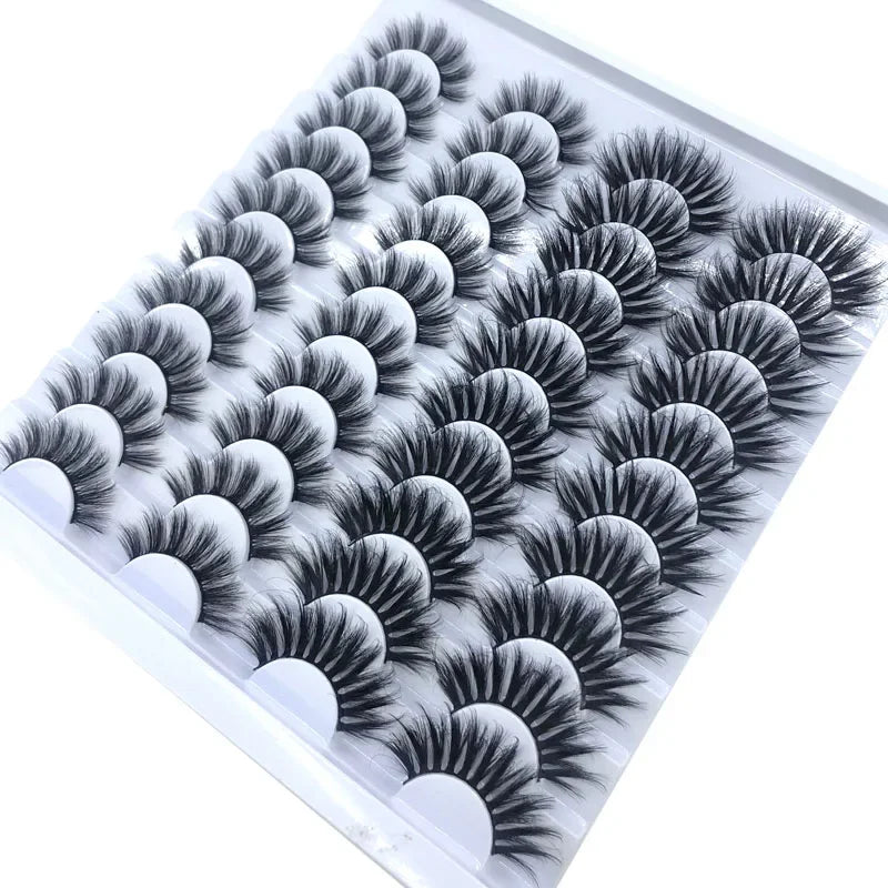 Une mèche de faux cils de renard noir en 3D à fort volume est présentée dans un plateau en plastique transparent.