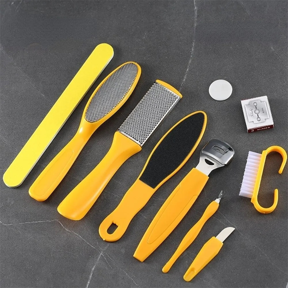 Un ensemble de dix ponceuses et râpes pour pieds en acier inoxydable jaune et argenté, présentées sur une surface gris foncé.