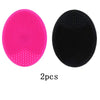Ein Set aus zwei Silikon-Gesichtsreinigungsbürsten, eine rosa und eine schwarz.
