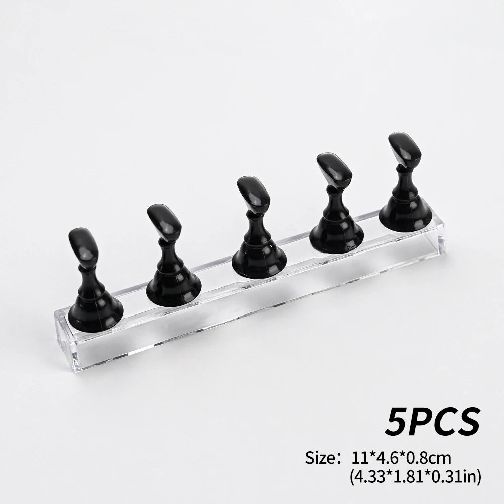 Un ensemble de cinq supports pour ongles magnétiques noirs présentés sur un socle en acrylique transparent.
