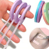 Una mano sostiene una set de cinta para extensiones de pestañas de precisión en varios colores pastel, demostrando el product