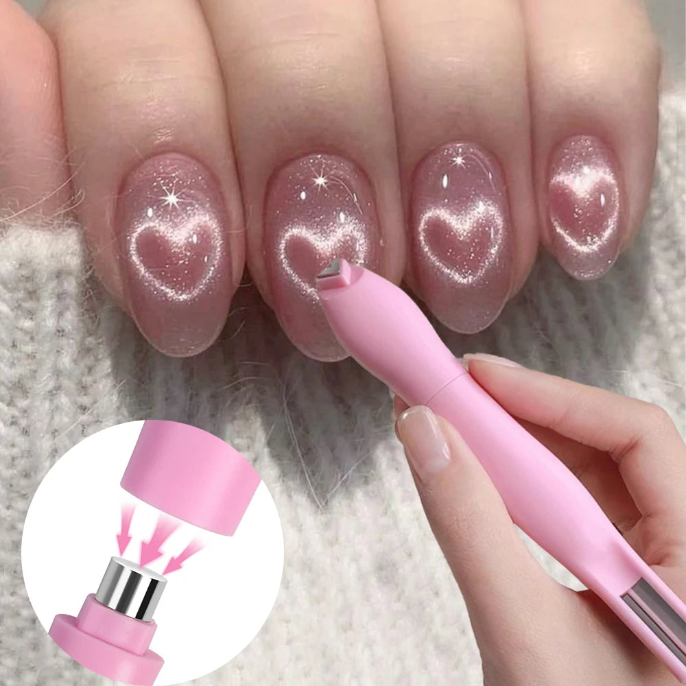 Une main applique du vernis rose sur un ongle, démontrant l'utilisation d'un kit magnétique pour ongles Argyle Cat Eye 3-en-1