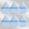 Un ensemble de six éponges de maquillage triangulaires bleu clair avec des bandes blanches.