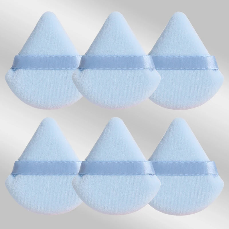 Un ensemble de six éponges de maquillage triangulaires bleu clair avec des bandes blanches.