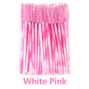 Un paquete de plástico transparente que contiene un kit de cepillos desechables para pestañas de color rosa.