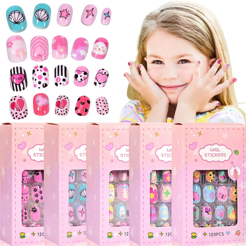 Una niña sostiene sus manos frente a un set de uñas postizas de colores llamativos.