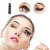 Une femme applique un recourbe-cils de précision à son œil, avec des images insérées du produit et de son utilisation.