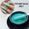 Constructeur de gel bleu Tiffany JN21 moyen pour extensions d'ongles, montré sur un ongle et dans un pot