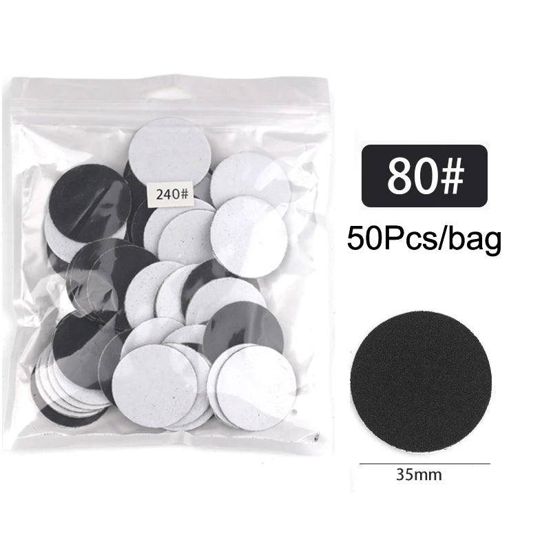 Sac plastique transparent contenant 50 disques de papier de verre remplaçables noir et blanc pour les soins des pieds.