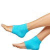 El pie de una persona lleva calcetines de tacón con gel hidratante de color azul brillante.
