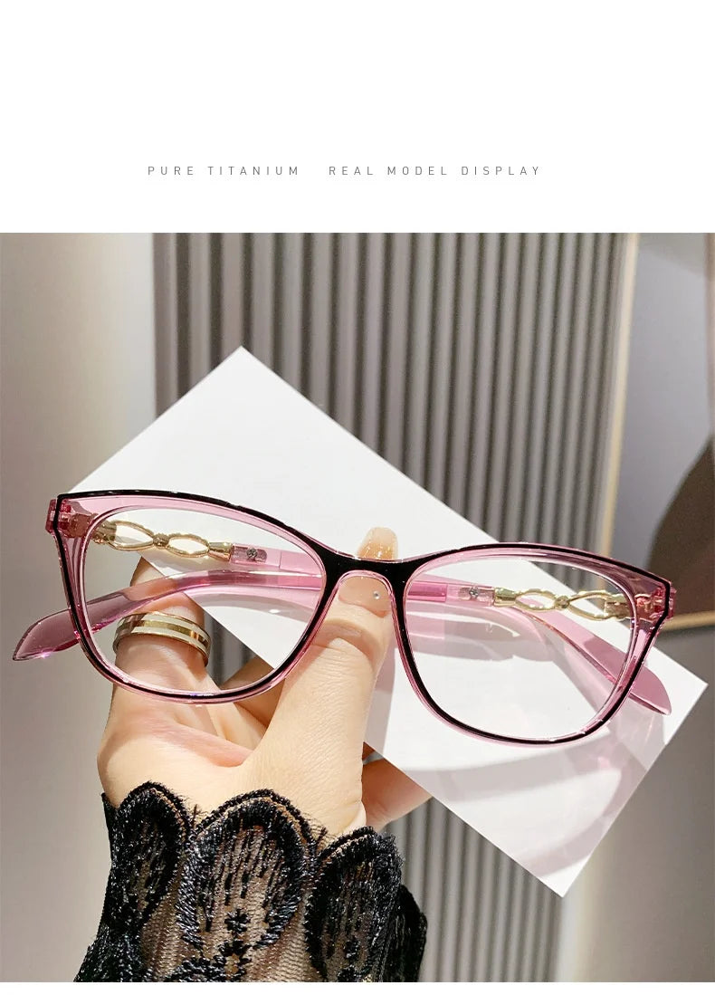 Gros plan de lunettes à œil de chat roses sur fond blanc.