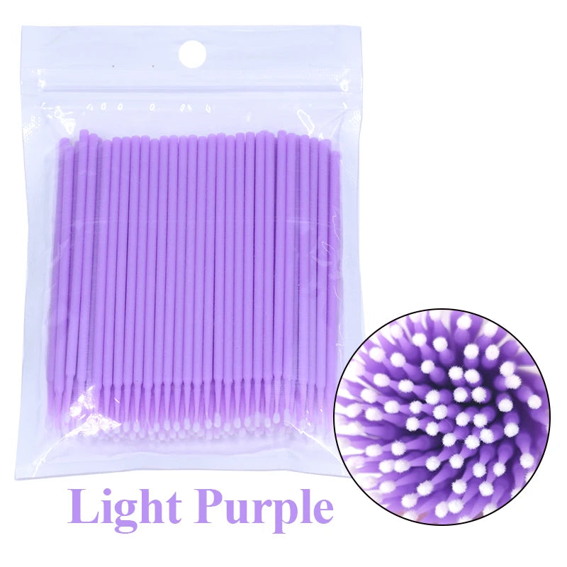 Sac en plastique transparent contenant un paquet de pinceaux de nettoyage et d'extension à cils violet clair.