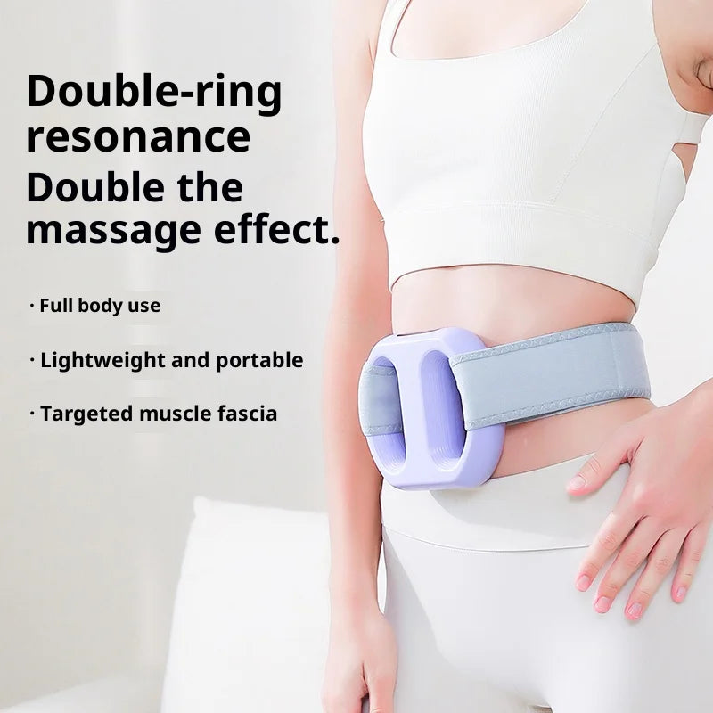 Eine Person trägt ein lila Doppelring-Resonanz-Massagegerät auf dem Bauch.