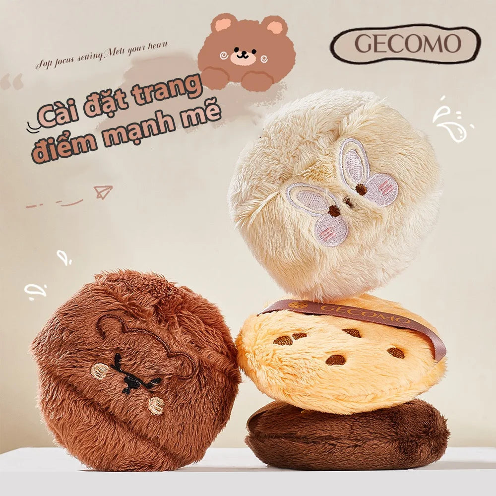 Trois souffes de poudre marron et beige floues avec des détails de papillon présentées sur un fond clair.