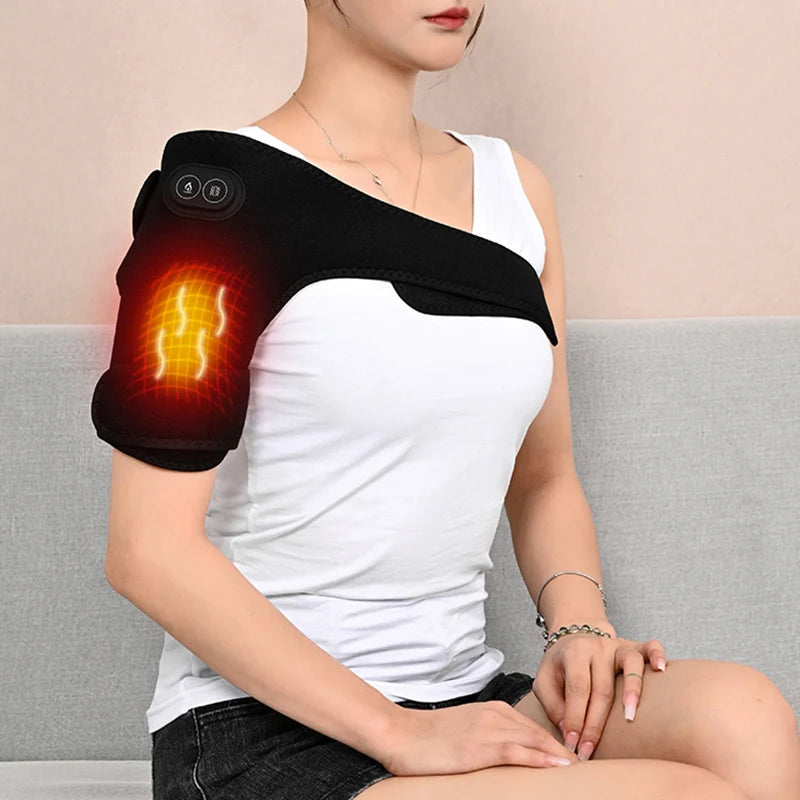 Eine Frau benutzt ein schwarzes vibrationsbasiertes Schulter- und Knie-Massagedevice.