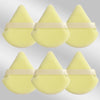 Un set de six éponges de maquillage triangulaires jaunes avec des bandes beige clair.