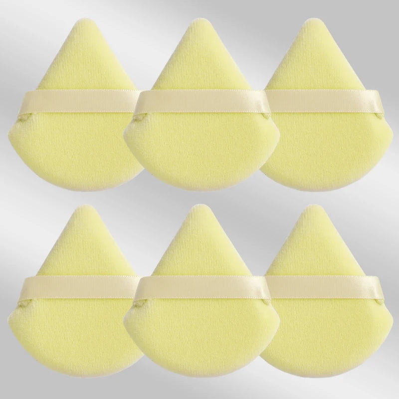 Un set de six éponges de maquillage triangulaires jaunes avec des bandes beige clair.