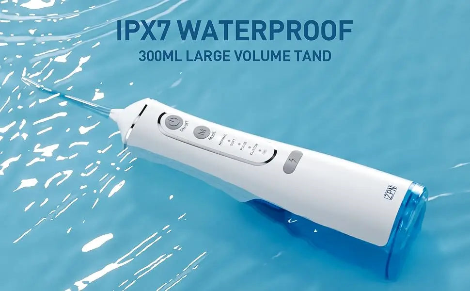 Weißer tragbarer Wasserzahler gegen blauen Hintergrund, der seine IPX7-Wasserfestigkeit demonstriert.