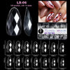Collection d'extensions à ongles en acrylique transparentes de différentes formes et tailles pour manucure.