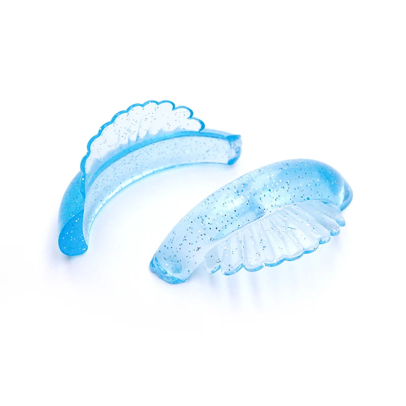 Plaque de recourbe-cils en silicone bleu clair avec une forme délicate en pétales.