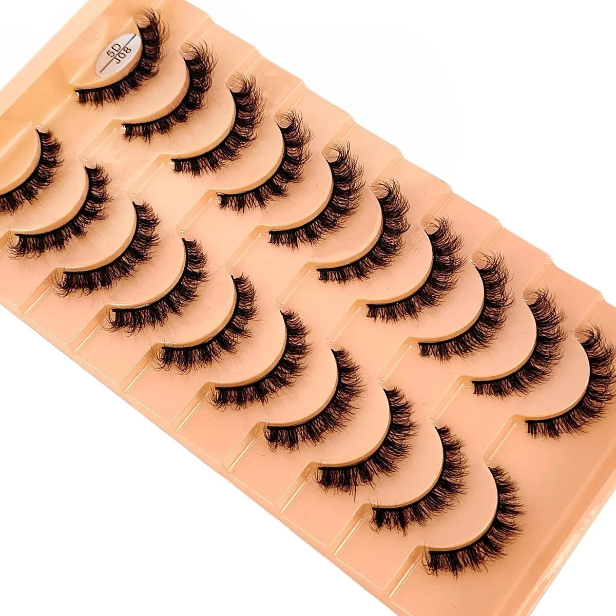 Un plateau en plastique d'ongles à faux fourrure faite à la main, de différents styles et longueurs.