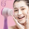 Una mujer usa un cepillo facial de silicona doble cara para limpiar su rostro con espuma.