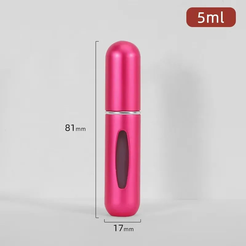 Flacon de parfum rose rechargeable avec pompe argentée, présenté debout.