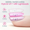 Gros plan d'un produit pour ongles rose en cours de polymérisation sous une lampe hybride UV et LED.