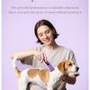 Una mujer usa una máquina de cortar pelo para afeitar el cuerpo de un perro.