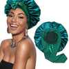 Eine Frau modelliert einen türkisfarbenen Seiden-Hair-Bonnet mit doppelter Binde und einem passenden Stoffstück.