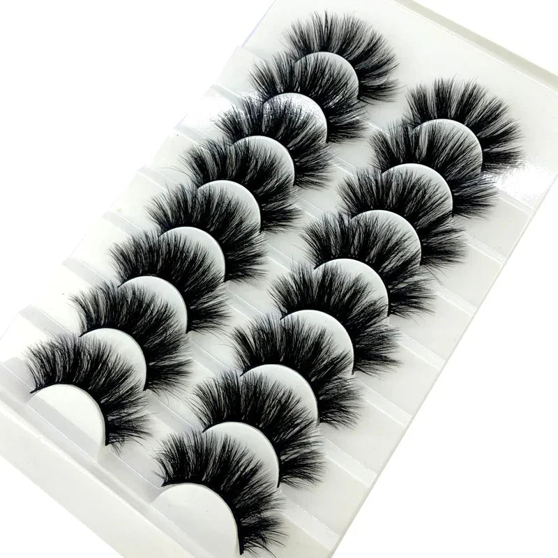 Présentation de huit paires de faux cils de renard noir premium, disposées en grille.