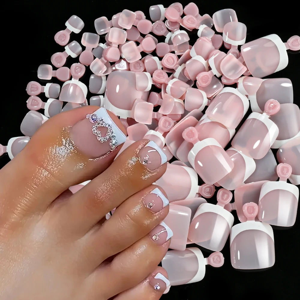 Una mano muestra una colección de 120 uñas postizas en varios tonos rosa y nude.