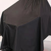 Un tablier de coiffure noir professionnel drapé sur un mannequin.